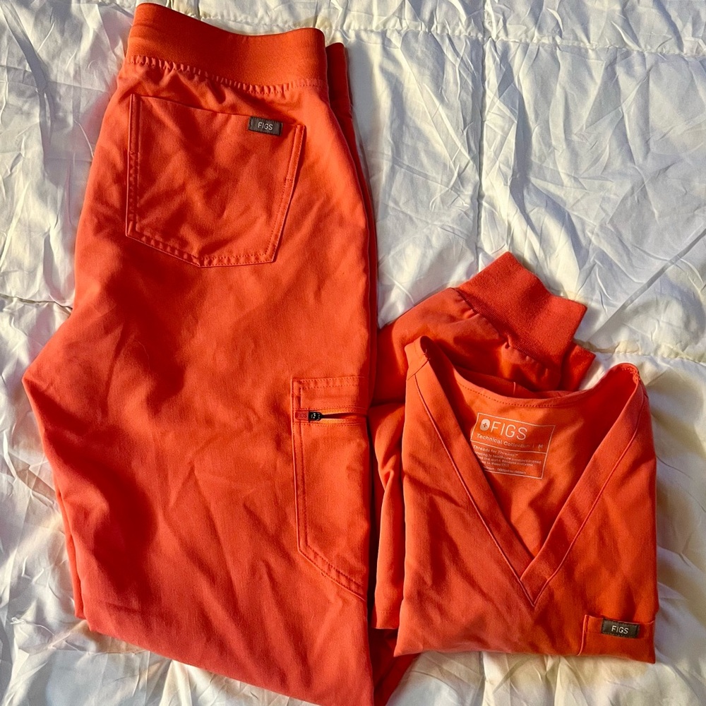 FIGS Women Set. Hot Coral. TOP (Medium) BOTTOM (Small)